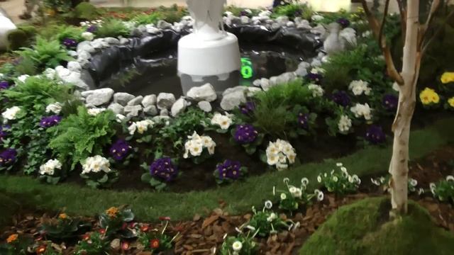 Клумбы из живых цветов в подземном переходе. Кельн. смотреть онлайн