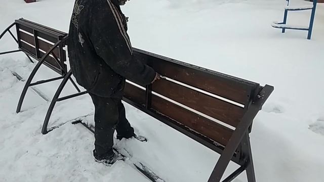 Скамейка на замке. Металлоизделия от ООО Казыр. http://338846.ru/ смотреть онлайн