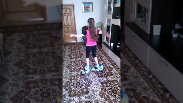 Танец ребенка на гироскутере смотреть онлайн