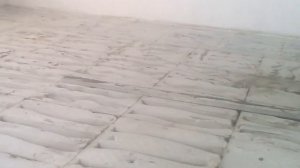 Мочить плитку при укладке или нет - ложим плитку на пол