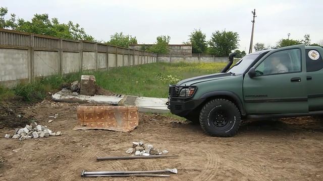 Toyota тундра против бетонного забора смотреть онлайн