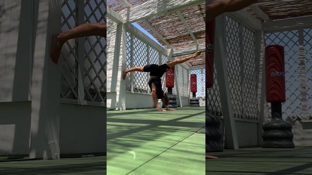 Hand stand SPLIT | ШПАГАТ стоя на руках смотреть онлайн