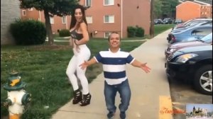 Карлик танцует с девушкой.  _Ой не женюсь я не женюсь_
