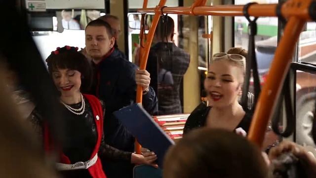 Театральный троллейбус в День города. Киров смотреть онлайн