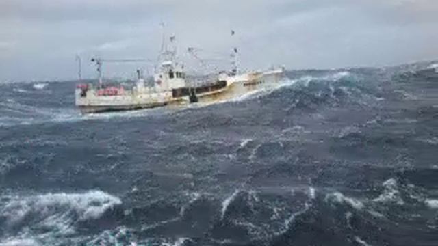 Рыболовное судно в шторм смотреть онлайн