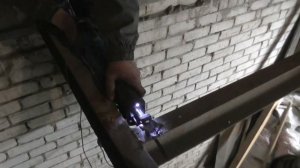 Резка швелера сабельной пилой. Демонтаж металлоконструкции без искр.