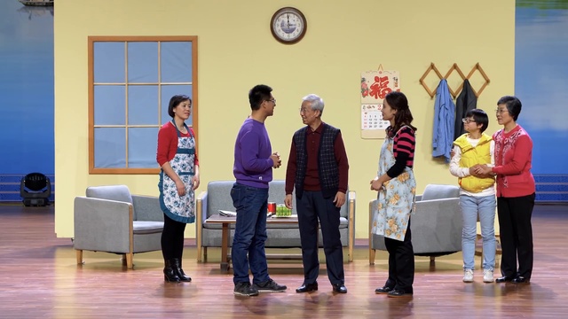 Христианская сценка «Новогодний визит полиции» Новогодняя сценка | Русская озвучка смотреть онлайн