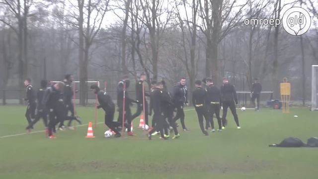 Kind van Sparta Lassana Faye deed alsof hij scoorde op het Kasteel смотреть онлайн