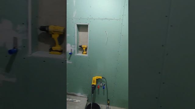 процесс работы в ванной комнате #кафелеукладка #ремонтмосква смотреть онлайн