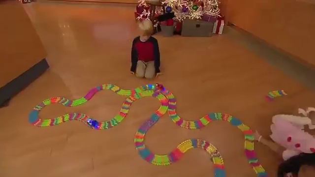 Glowing Car Racing Set for kids смотреть онлайн