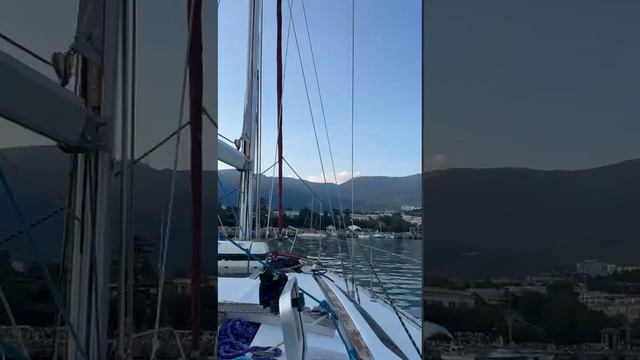 Яхта "Жози" плывет к пристани Ялты смотреть онлайн