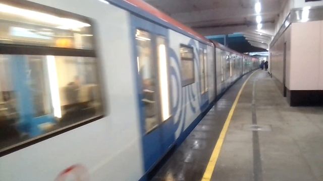 Метропоезд Москва прибывает на станцию метро Кутузовская. смотреть онлайн
