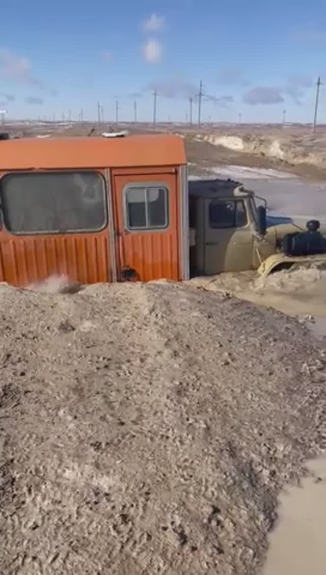 Поездка на Урале через реку. Слабонервным не смотреть. смотреть онлайн