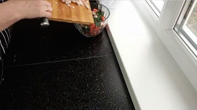 Салат Весенний с сыром и крабовыми палочками смотреть онлайн