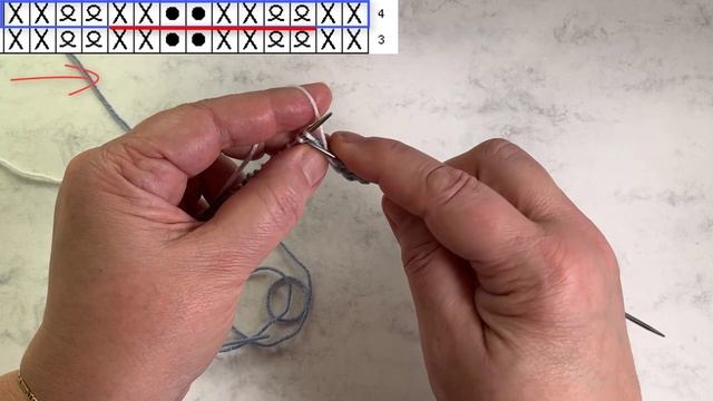 Двухцветный узор из вертикальных линий. Вязание спицами. смотреть онлайн