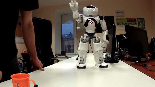 Робот Nao работает промоутером Lenovo смотреть онлайн