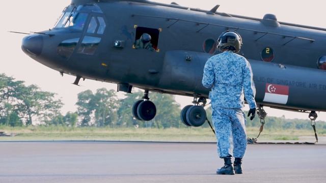 NDP 2017 - RSAF 127SQN State Flag Deployment - CH-47 Chinook смотреть онлайн