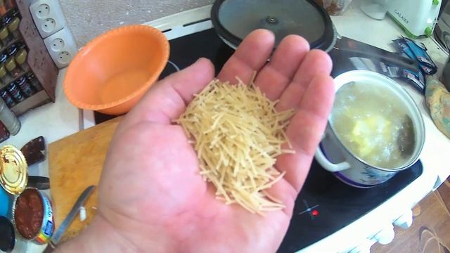 КАК ПРИГОТОВИТЬ СУП С РЫБНЫМИ ФРИКАДЕЛЬКАМИ В ТОМАТНОМ СОУСЕ. ГОТОВИМ ИЗ КОНСЕРВЫ С МАГАЗИНА. смотреть онлайн