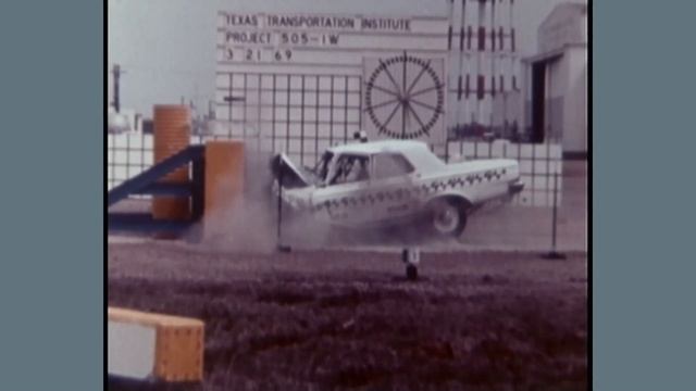 Vintage CAR CRASH Test Compilation | HISTORIC IN COLOR | Break Away Pole | Protective Barriers смотреть онлайн
