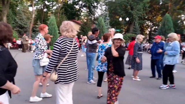 Пусть плачут те, кому мы не достались!??/Веселые танцы в парке Горького Харьков сентябрь 2021 смотреть онлайн