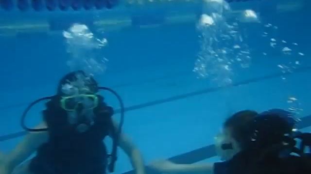 Учимся плавать под водой смотреть онлайн