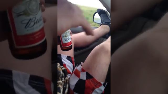 Парень хочет в туалет а водитель против,он нашёл выход)