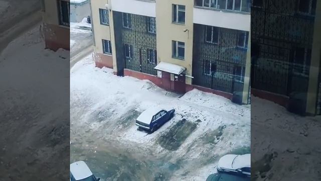 Уборка снега с крыши смотреть онлайн