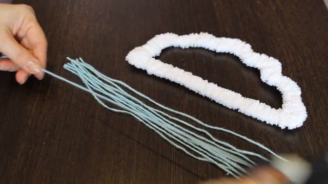 Делаем радужное облачко из разноцветных ниток своими руками. Яркие поделки из ниток. смотреть онлайн