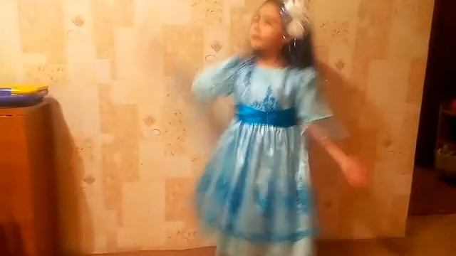 Просто танцуетв костюме Мальвины,ничего необычного... смотреть онлайн