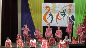 Красивый зажигательный детский танец Барбарики _У друзей нет выходных _..mp4