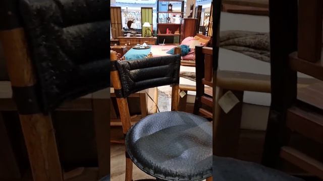 Удобный барный стул в отделке из фактурной натуральной кожи под страуса смотреть онлайн