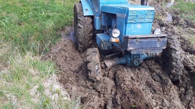 Т-40 засадили в болото,но Трактор все таки смог выбраться оттуда!Т-40 молодец! смотреть онлайн