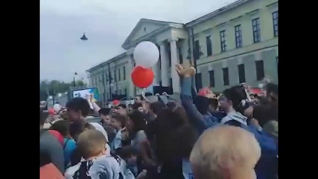 В Томске толпе раскидали 150 кг пирожного смотреть онлайн