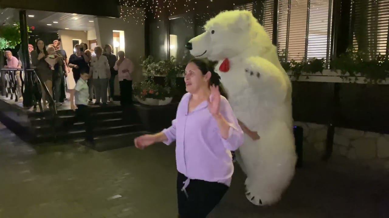 Необычный Сюрприз: Когда Женщину Поздравил Белый Медведь Аниматор! смотреть онлайн