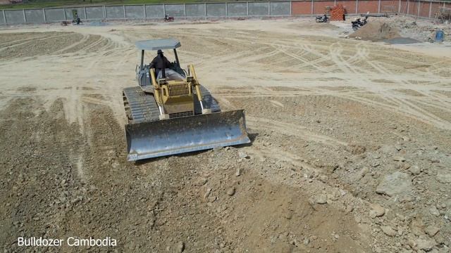 PROFESSIONAL OPERATOR SKILLS MACHINE BULLDOZER KUMATSU PUSHING CLEARING THE SOIL WORKING FAST смотреть онлайн