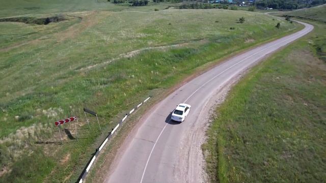Summer day #nature #naturelovers #summer #flowers #mountains #weekend #dji #djiair2s #toyota #car смотреть онлайн