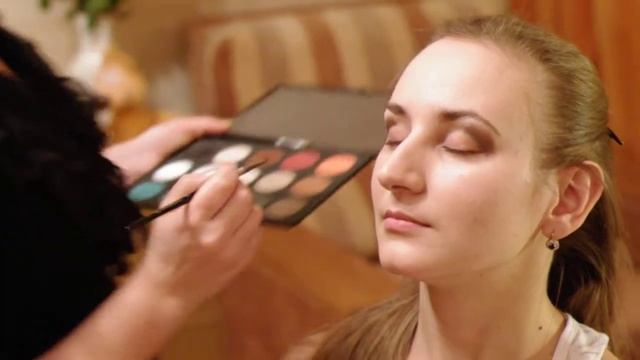 Фрагмент создания макияжа смотреть онлайн