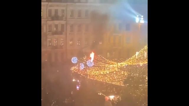 «Кошмарный знак» — в Киеве главная ёлка страны открылась пожаром смотреть онлайн