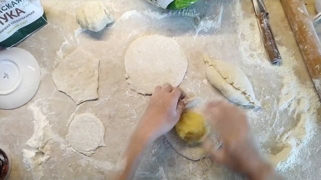 Готовим пирожки с картошкой. Вкусно и весело! смотреть онлайн