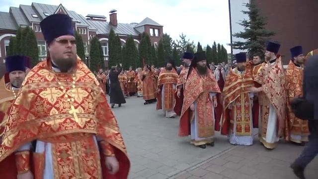 Mитрополит Крутицкий и Коломенский Ювеналий в Троицком соборе смотреть онлайн