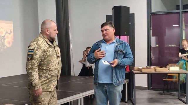 Женіть їх за Урал - волонтер Роман Шитий смотреть онлайн