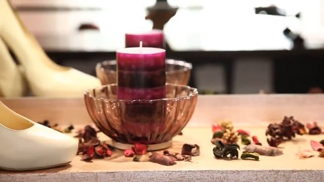 Свадебные туфли невесты на столе смотреть онлайн