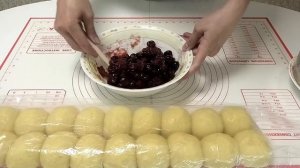 Булочки треугольнички с вишней