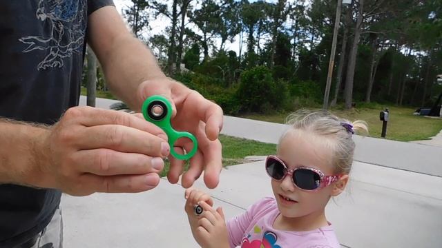 Fidget СПИННЕР !!! МОЖЕТ ПЛАВАТЬ И ЛЕТАТЬ? Спиннер VS Cola. Раскрутили спиннер до 1000 MPH. смотреть онлайн