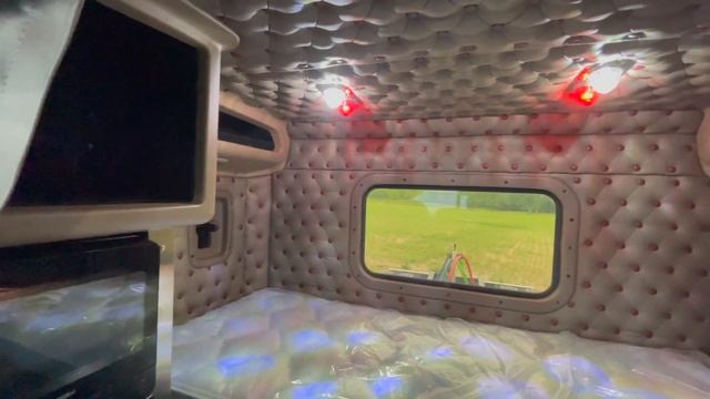 Keppel Trucking Pete 389 Custom Interior