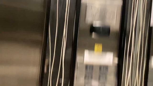 Another Mitsubishi elevator at Bellevue hotel, Alabang, Philippines. смотреть онлайн