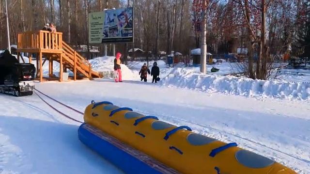 Суровое Сибирское катание на Банане за Снегоходом как на волнах - Опасный Аттракцион надувной Банан