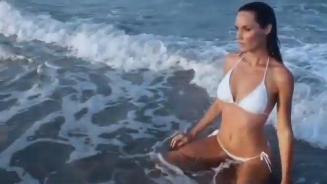 Модель на пляже. Полное видео внизу смотреть онлайн