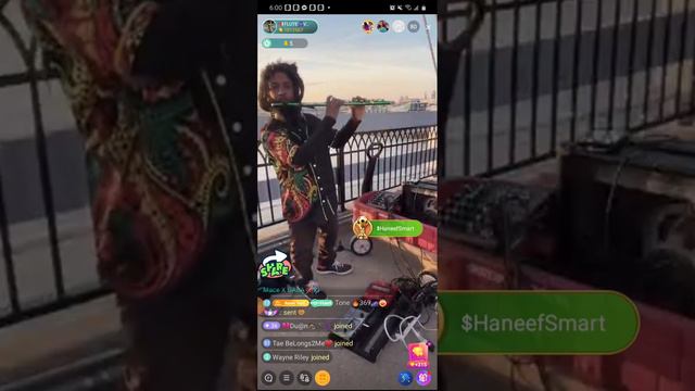 FluteThaGod playing his Mooer GE200 on the Street and going crazy with the effects on the Flute'! 2 смотреть онлайн