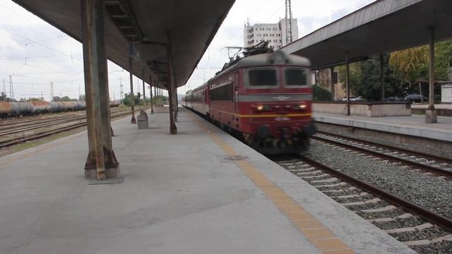 Пристигане на бързия влак от София за Варна и Бургас на гара Стара Загора смотреть онлайн